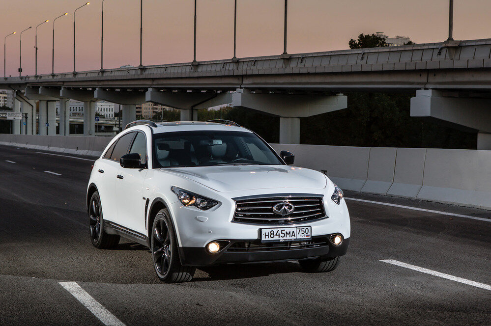   Infiniti  QX70 уже давно не выглядит столь остромодно, как в первые годы на  конвейере, но назвать дизайн устаревшим язык не поворачивается.    