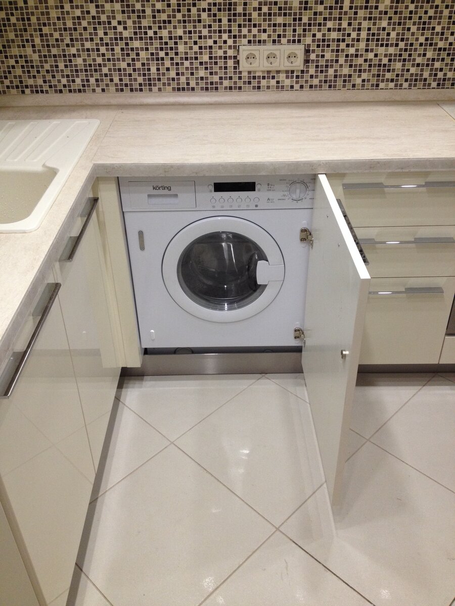 Стиралка может просто не встать, если  розетка будет высоко.