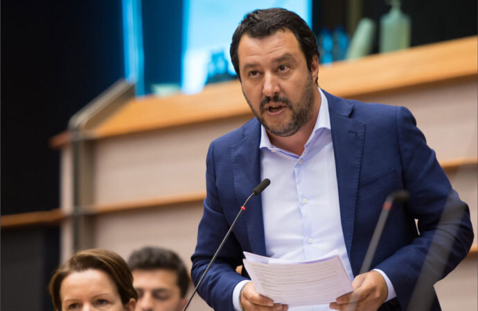 Министр внутренних дел Маттео Сальвини, которого миланские газеты называют «поклонником Путина и врагом евро», отказался ехать на переговоры по проблеме миграции, поскольку Брюссель не хочет принимать предложение об установлении для каждого члена организации четких квот на число принимаемых ежегодно мигрантов