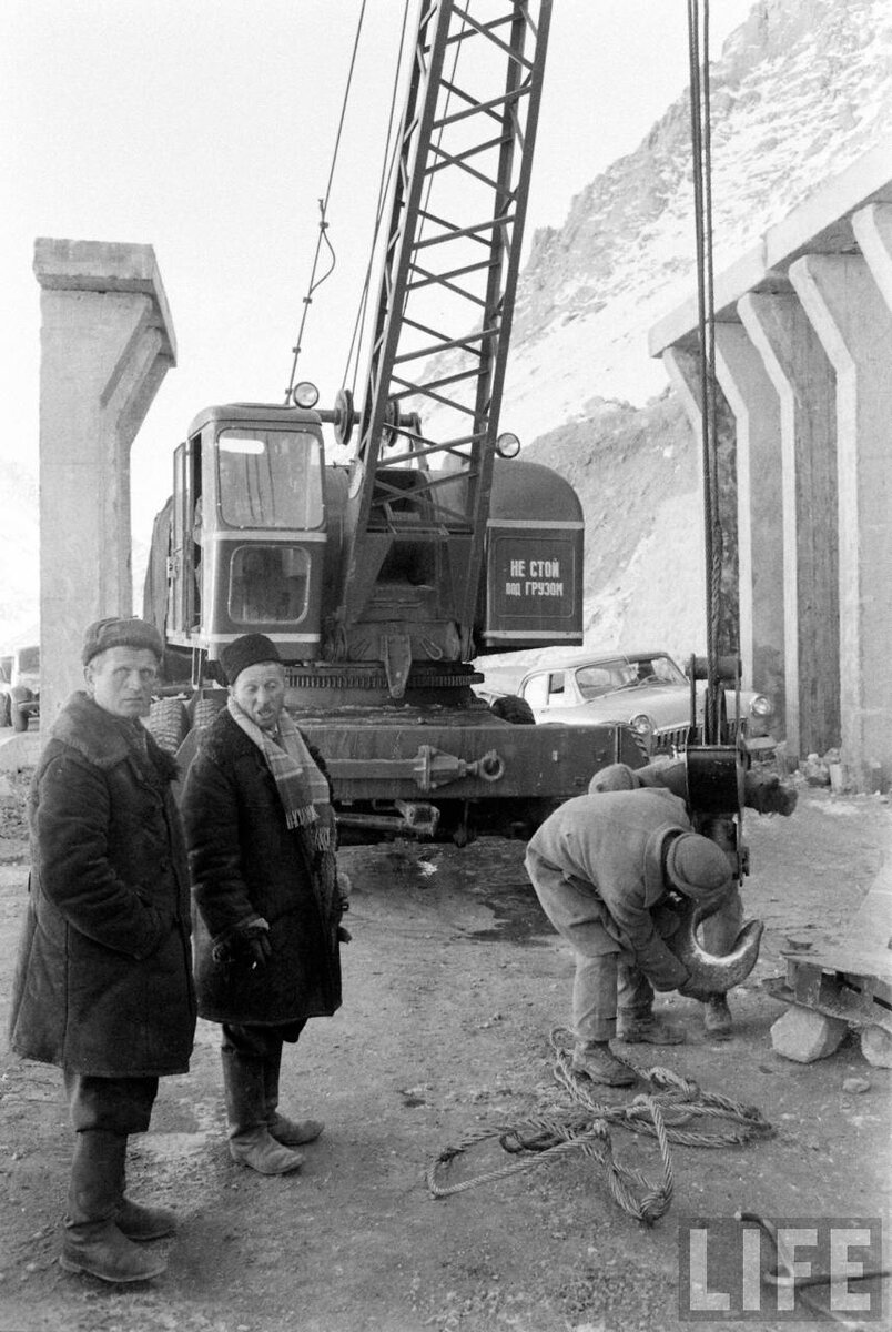 строительство моста, на заднем плане Волга ГАЗ-21 второй серии, кран советский - и по построке, и по принадлежности