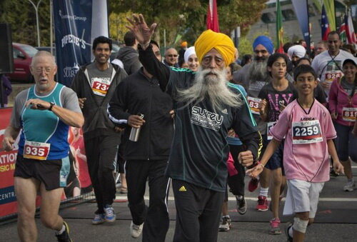    Одним из самых пожилых  спортсменов в мире  считается столетний  Фауджа Сингх из Индии.    Последний марафон,  10-километровую дистанцию он пробежал  за 1 час 33 минуты и 28 секунд.-2