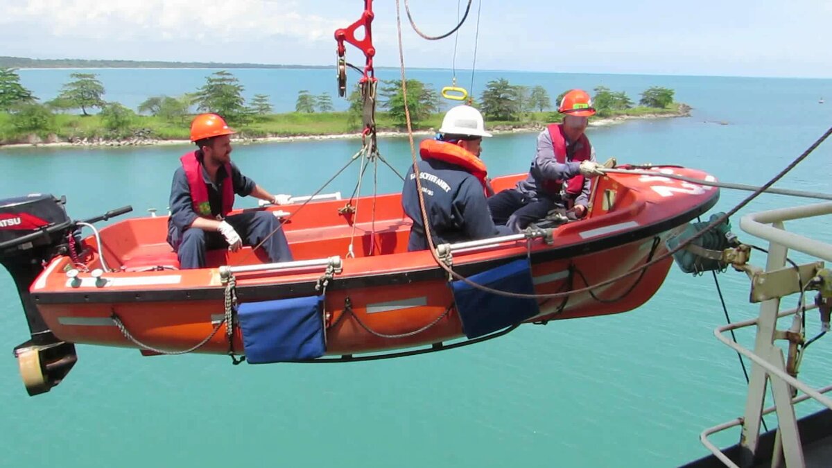 Шлюпка с экипажем готова к спуску.