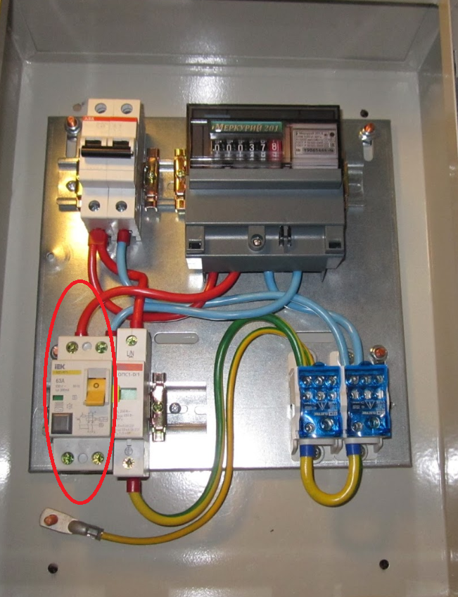 Правильное заземление щитка. Электроящик заземления электрощит. Заземление в щитке 220. Заземление щитка в частном доме. Провод заземления в щитке.