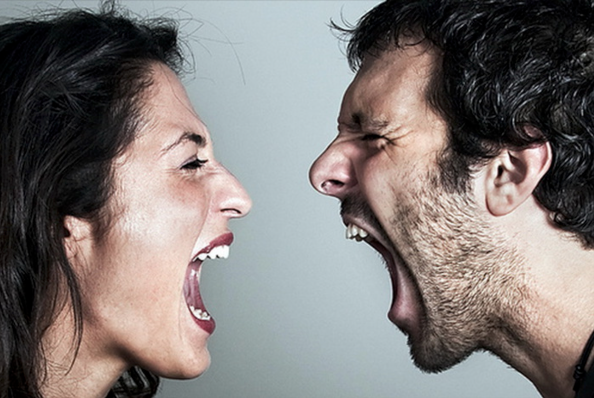 Человек не проявляет эмоций. Агрессивный человек. Орущий человек. Люди кричат друг на друга. Кричащая девушка.