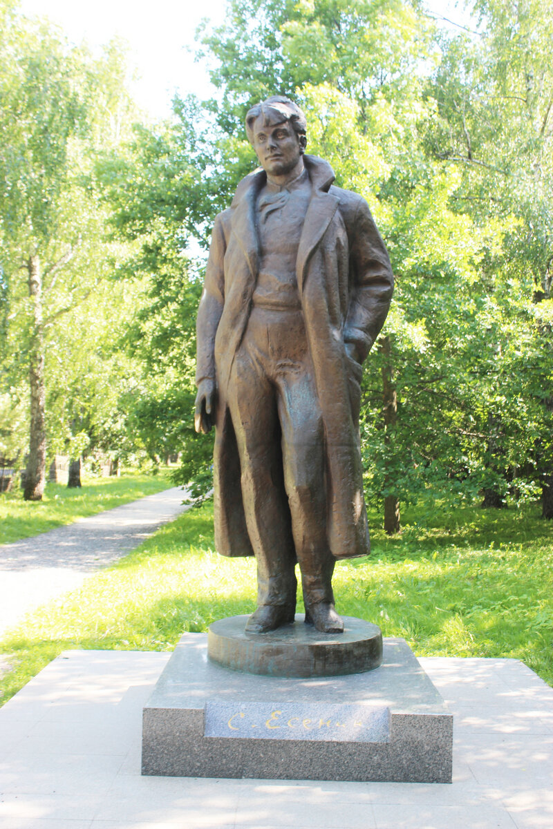 Памятник есенину в санкт петербурге