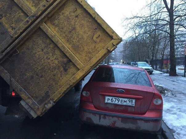 Мне кажется, но словно Форд немного пригнулся ? )))