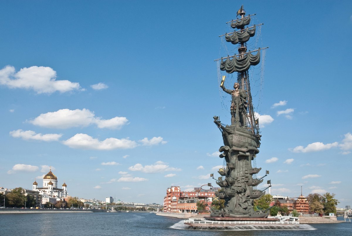 Памятник петру в москве на москве реке