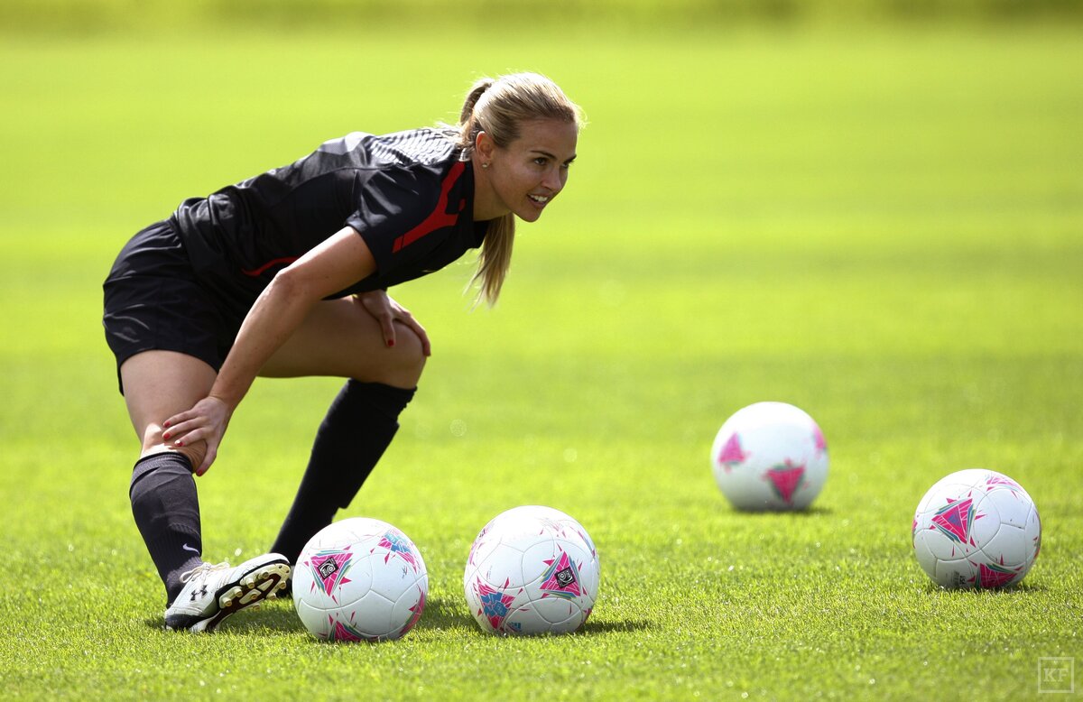 Do girls play football. Шиа Нортон футболистка. Мадлен Райт футболистка. Хизер Миттс футболистка. Ксения Олексюк футболистка.