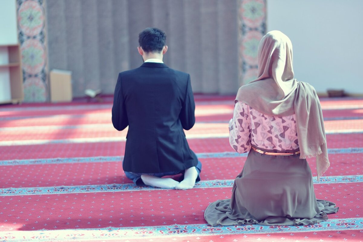 Молитва мусульманских женщин. Мусульманка намаз. Мусульманская пара на намазе. Мусульманка молится с мужем. Муж и жена совершают намаз.