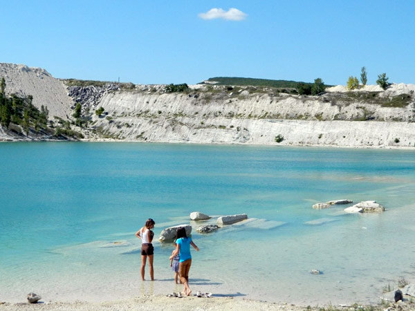 На берегу "Марсианского" озера в Крыму. Фото Krym-portal.ru