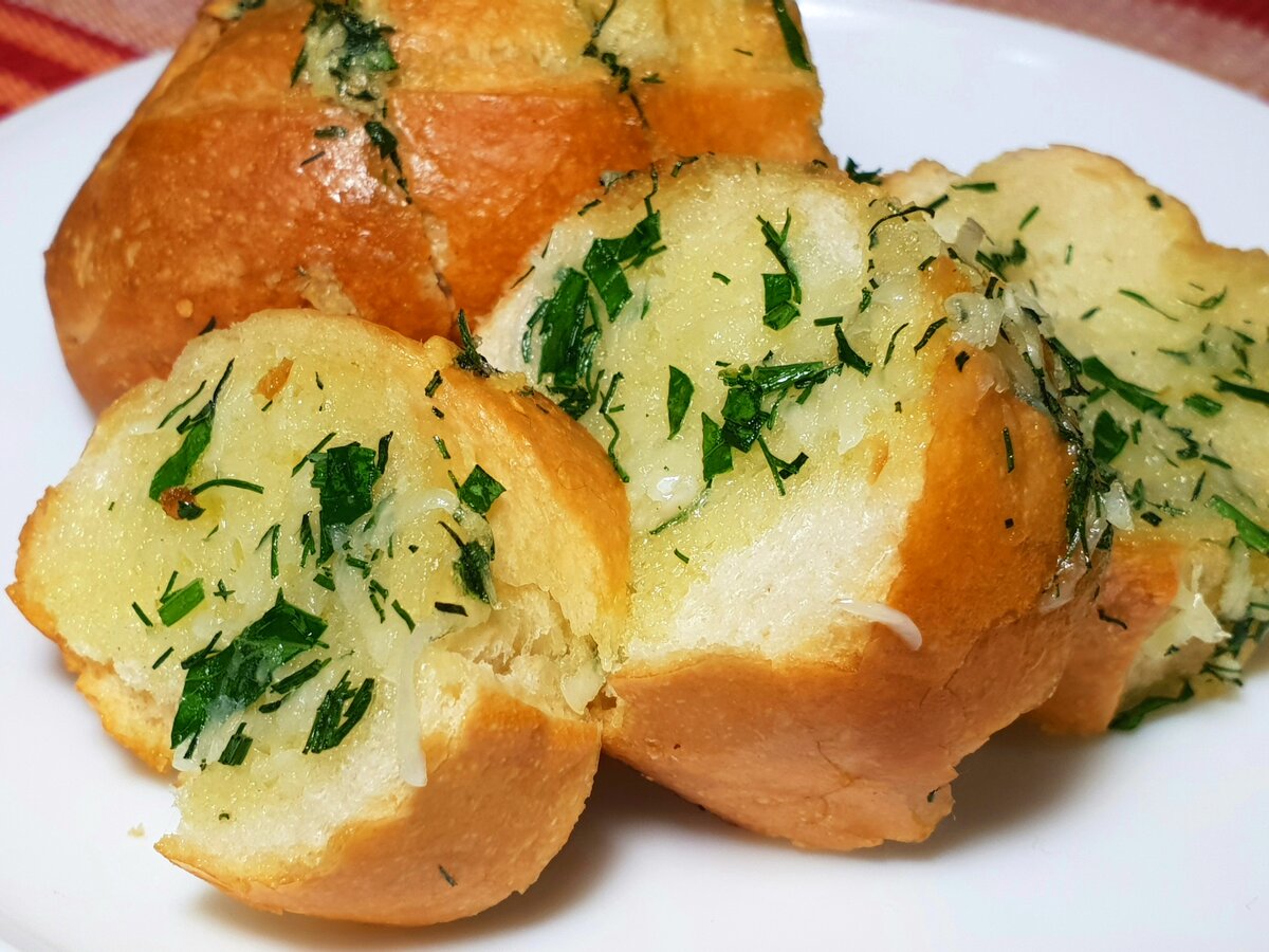 Хлеб с сыром и чесноком рецепт. Чесночный багет. Чесночный хлеб. Батон с чесноком и зеленью. Багет с чесноком и зеленью.