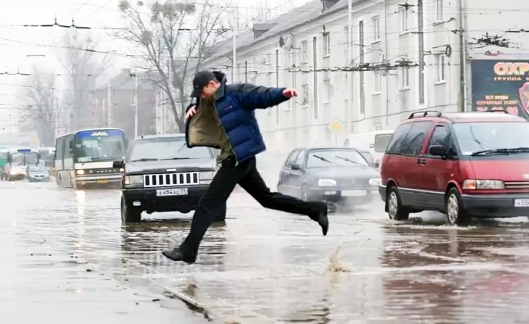 Пешеход в неположенном месте. Люди перебегают дорогу в неположенном месте. Дети перебегают дорогу зимой.