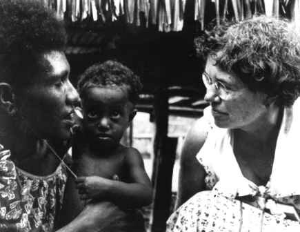 Маргарет Мид (справа) за проведением этнографического исследования. (Источник фото - https://larvalsubjects.wordpress.com/2012/07/)