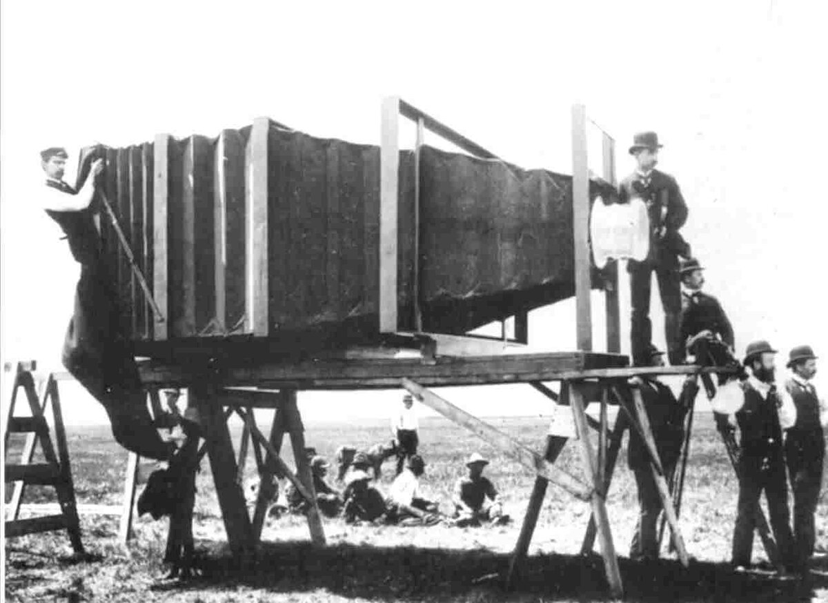 Самая большая, на тот момент, фотокамера в мире, США, 1900 год.