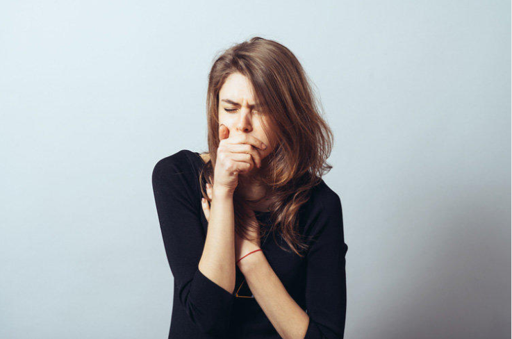 При сухом кашле назначение терапевтического средства базируется на характере кашля, диагнозе, общей клинической картине и особенностях пациента. Возникновение сухого кашля может быть обусловлено раздражением дыхательных путей и органов, а также повышенным кашлевым рефлексом.Поэтому лекарство от сухого кашля может быть противокашлевого действия, подавляющего рефлексы, смягчающего, снижающего раздражение слизистой поверхности глотки, отхаркивающего, облегчающего вывод мокроты, и муколитического, для разжижения слизи. 