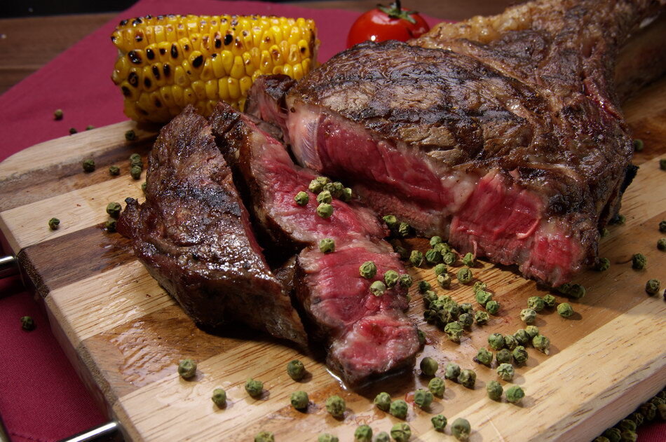 едят белки говядину. вареное мясо. мясные чипсы джерки. едят белки говядину. едят белки говядину.