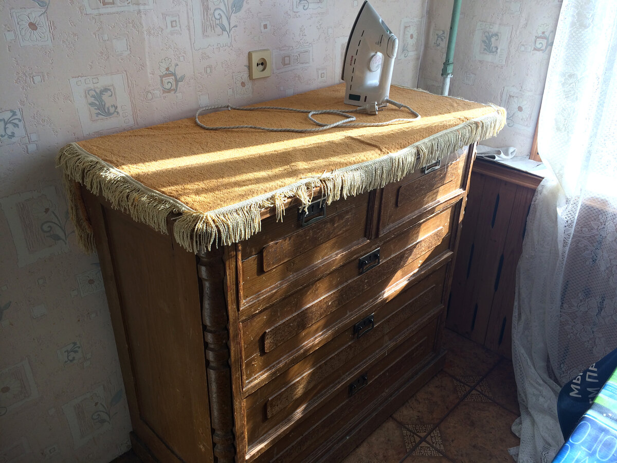 Этот дубовый комод был куплен вскоре после войны. Ему больше 70 лет. Когда муж приехал в эту квартиру из роддома, комод уже был старым. В каждом ящике - счастливые воспоминания о любимой бабушке. На Авито такие комоды можно купить за 3-4 тыс. руб. 
