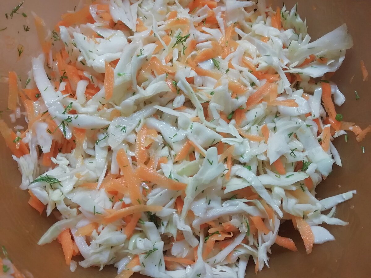 Салат с капустой, морковью и уксусом