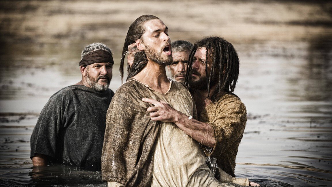 Иоанн крестит Христа. Кадр из сериала "Библия" (2013) (https://www2.1movies.is)