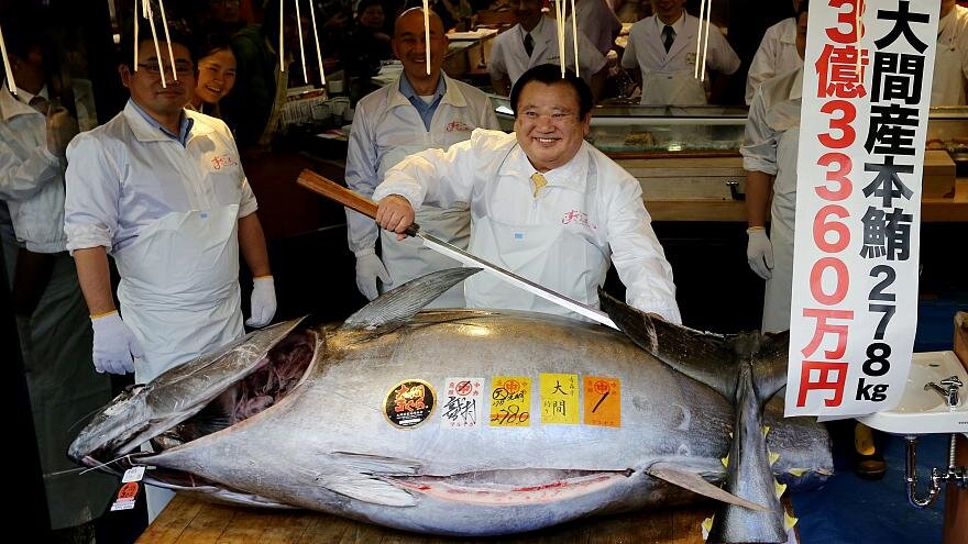  На аукционе в Японии голубой тунец весом 278 килограммов продан за рекордную сумму, передает  Euronews. Первые в этом году торги прошли на недавно открывшемся в Токио рыбном рынке Тоёсу.-2