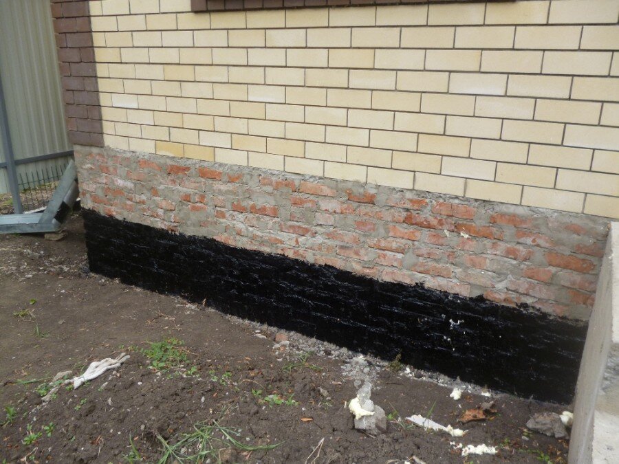  Вот такой вот страшный был цоколь. Выровняли, домазали цемент, где не хватало, замазали гидроизоляцией (черное).