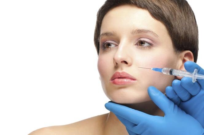 Ботокс придает мягкость, а лицо выглядит на несколько лет моложе. Ботокс ассоциируется в основном как способ борьбы с морщинами, но также действует на губы, вокруг глаз и даже ... на волосы. Прочитайте, что вам нужно знать о ботоксе!