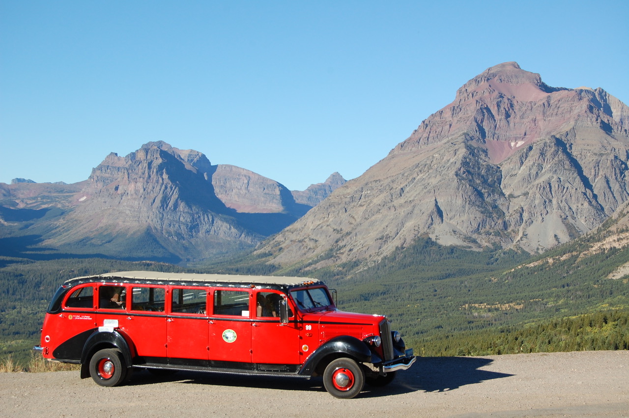 Red Bus 1936 года до сих пор ездят в Glacier National Park
