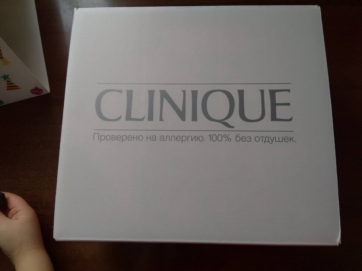 Внутри разноцветной - вот такая стандартная для  Clinique  белая коробка, внутри много-многого-много белой бумаги, все настолько плотно ей обернуто, что пролиться или разбиться что-то просто не может.