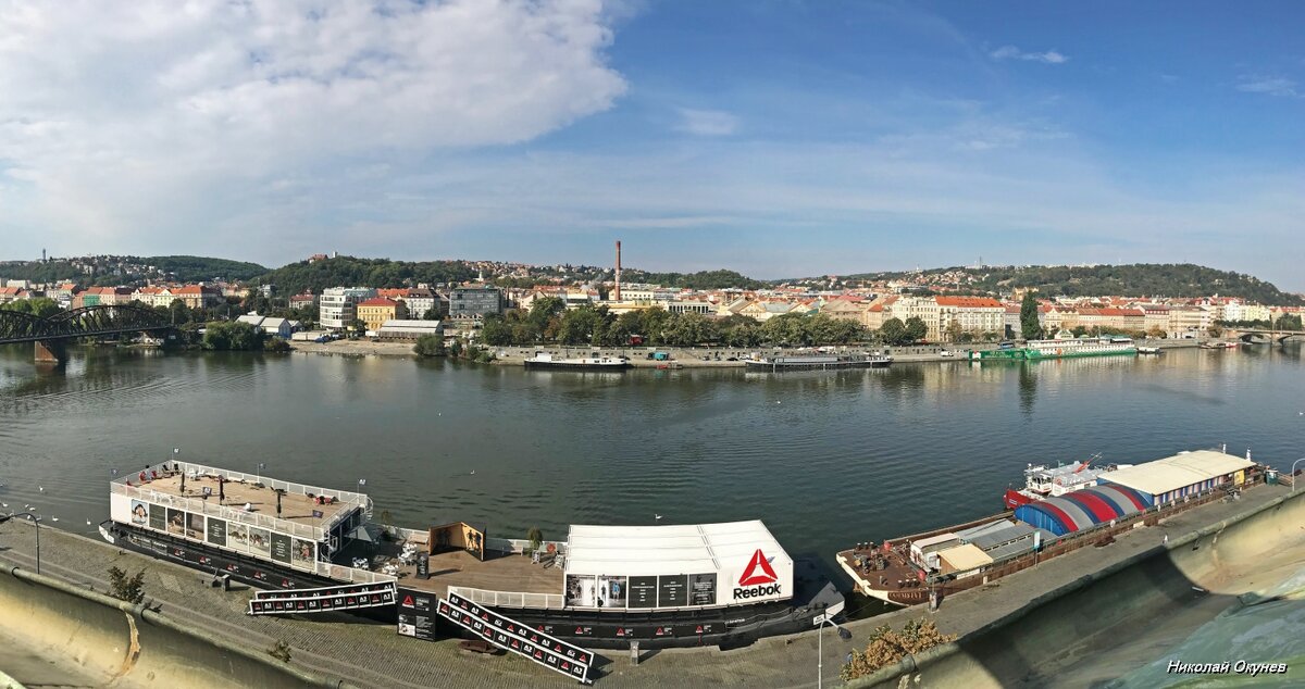 1. Начну с видов района Смихов, снятых из окна номера отеля.