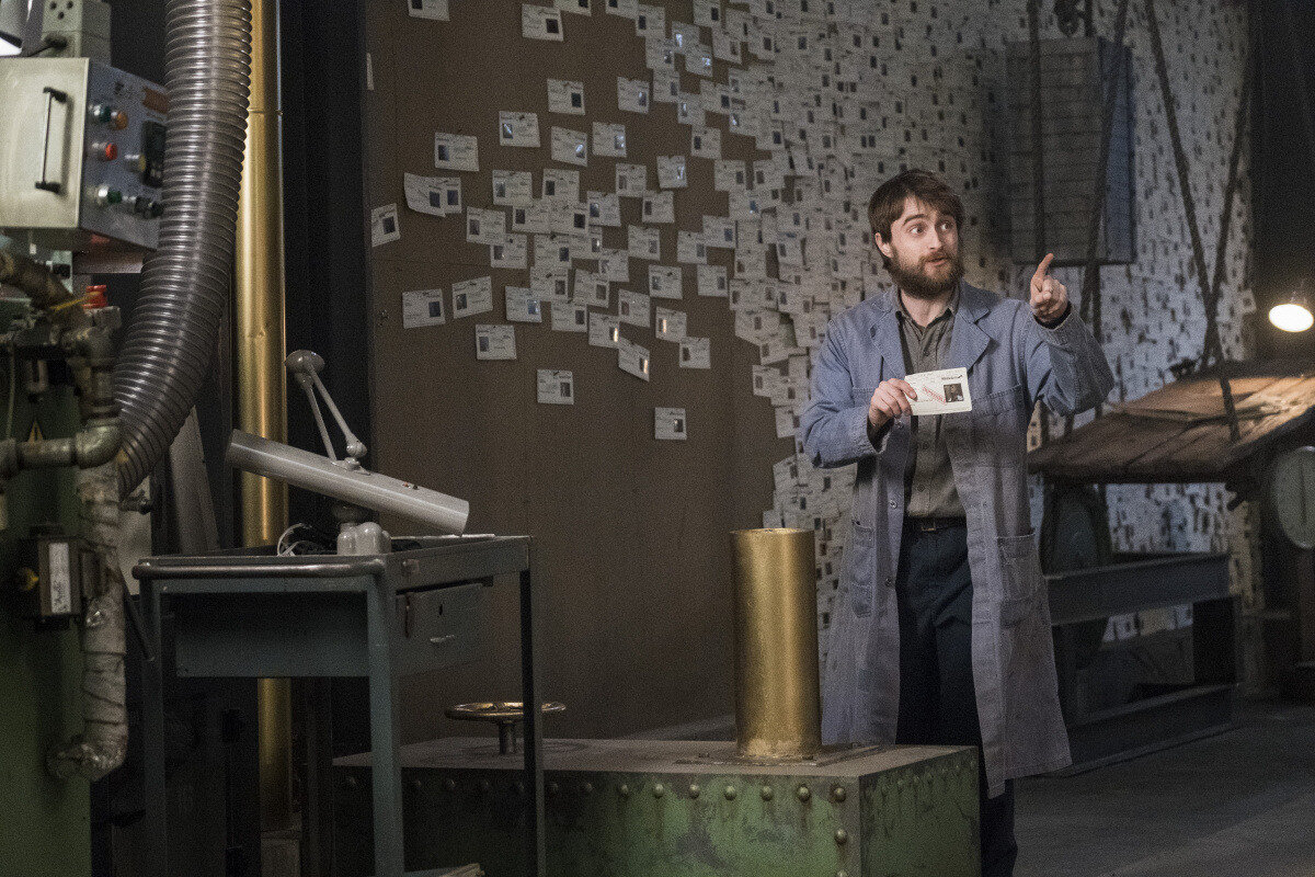 чудотворцы кубик в кубе. чудотворцы кубик в кубе. дэниел рэдклифф чудотворцы 1 сезон. рэдклифф сериал чудотворцы. стив бушеми чудотворцы.