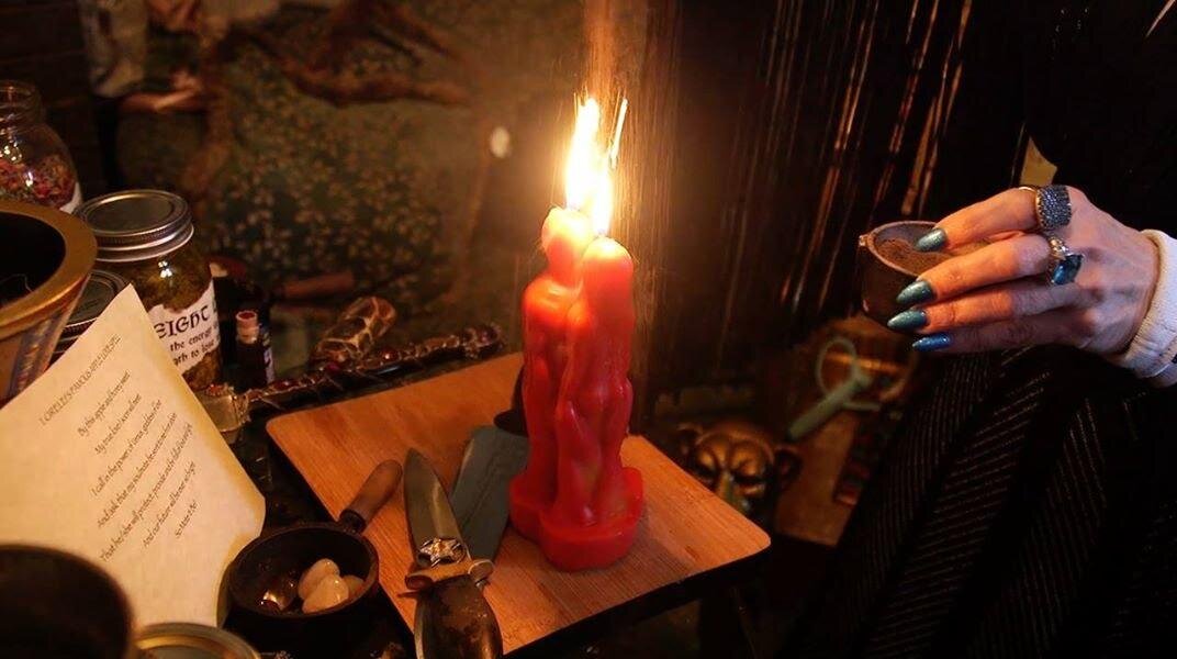 Рисунок 2. Ведьма в процессе приворота