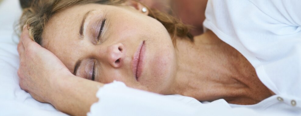   Обструктивное апноэ во сне , характеризуется частой остановкой дыхания во время сна (от нескольких секунд до более минуты) - иногда с последующим удушьем, - это может привести к дневной усталости, которая влияет как на умственное, так и на физическое функционирование. Известно, что он вызывает гипертонию и связан с заболеваниями сердца, инсультом , диабетом, депрессией , остеопорозом и повышенной смертностью. 