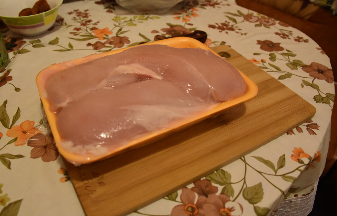 Берём филе куриной грудки