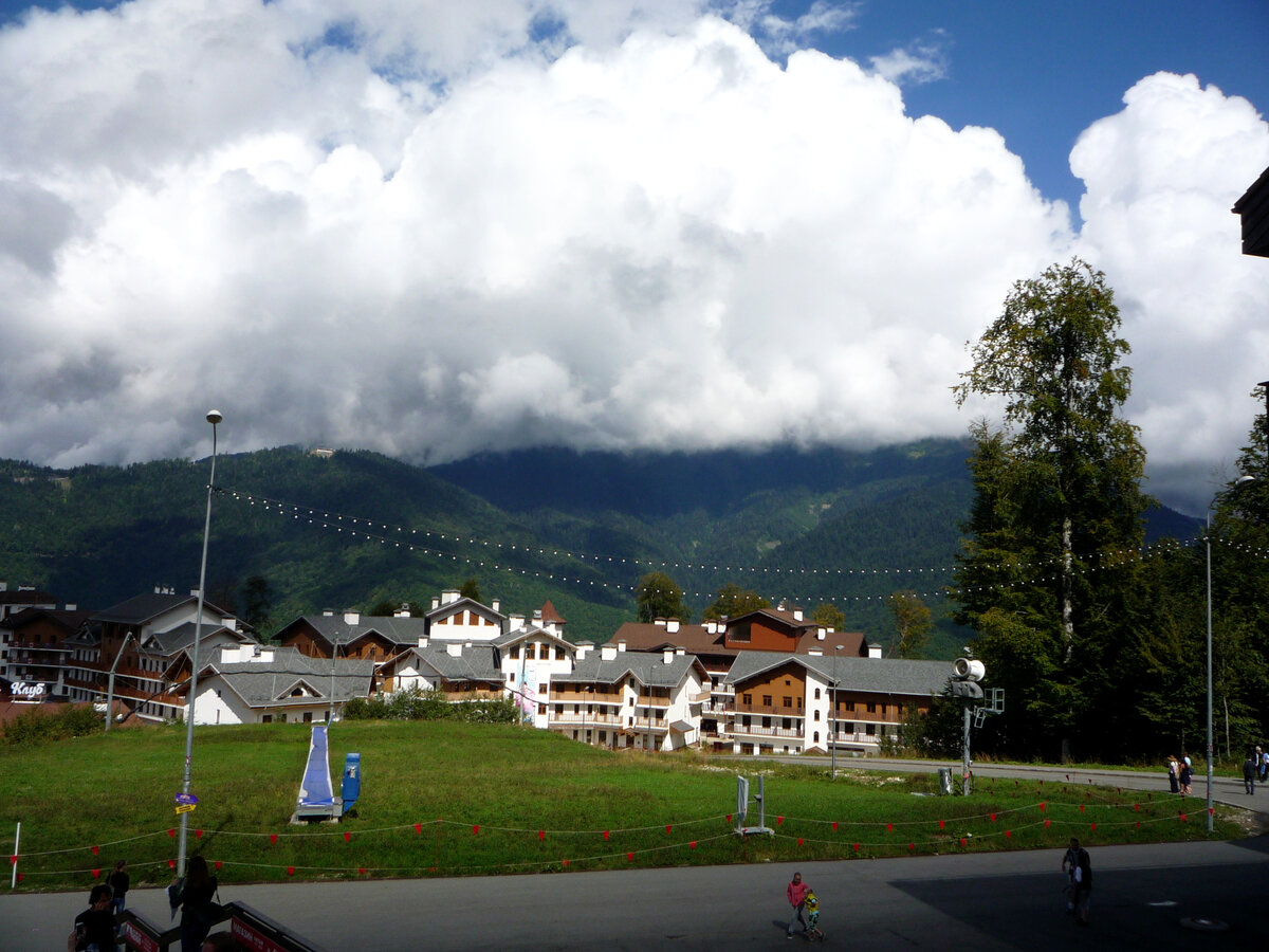 Горная Олимпийская деревня летом. Курорт Роза Хутор