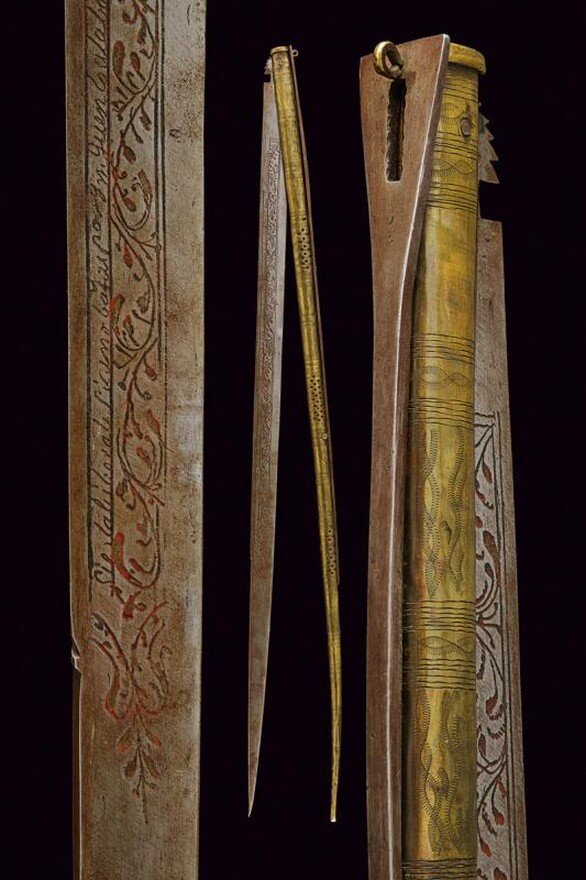 На клинке гравировка с остатками красной эмали