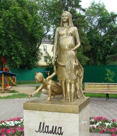 Памятник "Материнства" в Тюмени.