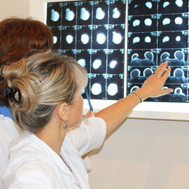 Лечение цитостатиками применяется повсеместно, поскольку дает видимый результат в короткие сроки. К современным методам лечения злокачественных опухолей относится так называемая цитостатическая терапия, которая включает применение химиотерапии и противоопухолевых антибиотиков, а также лучевая терапия. При всем различии методов в обоих случаях, наряду с опухолевыми, поражаются в той или иной степени нормальные ткани, что и представляет собой основное препятствие для полного излечения. Поэтому лечение рака цитостатиками является сложным и опасным для организма процессом.