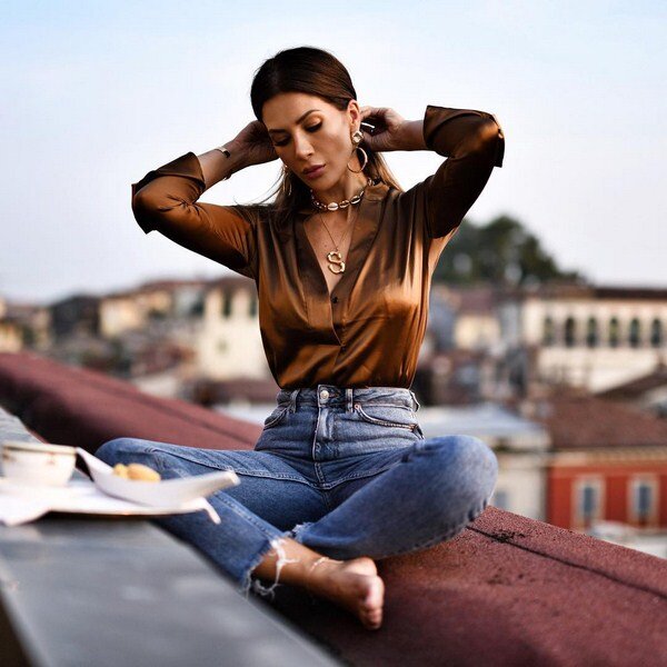 Блузка и рубашка с джинсами - 20 примеров на модных блогерах