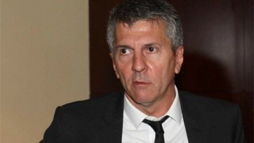 По информации Marca, вчера вечером в аргентинском городе Росарио Месси-старший, находясь за рулем автомобиля, столкнулся с мотоциклистом.
