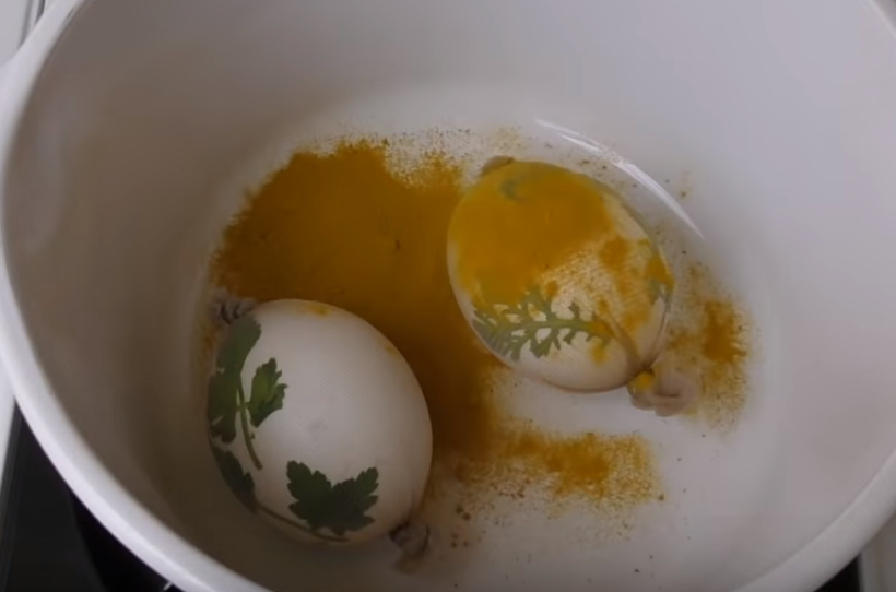 Как красить яйца куркумой. Яйца в куркуме. Окрашивание яиц куркумой. Покраска яиц в каркаде и в куркуме на Пасху. Покраска яиц свеклой в домашних.