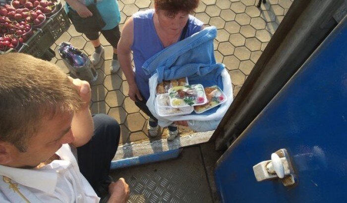 Перронные торговы готовой едой/Фото  сайта ok.ru