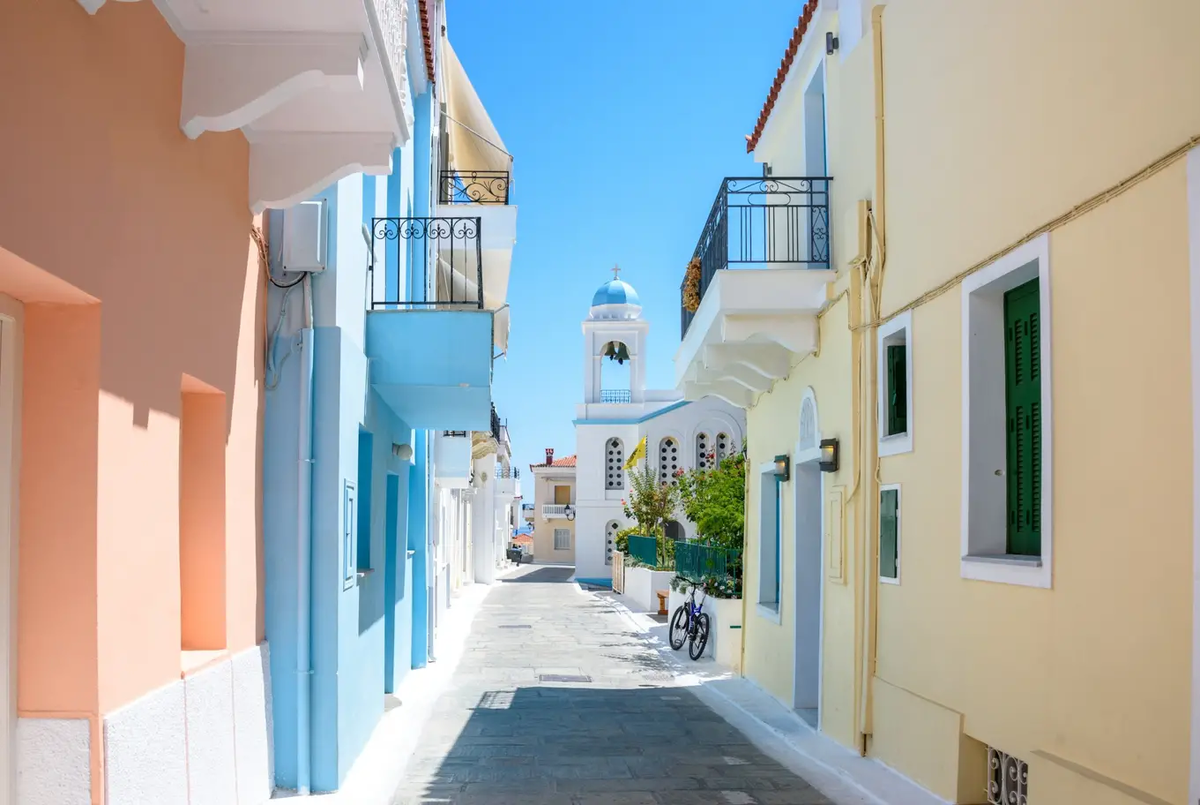 Пастельных тонов дома в Старом городе Хора на острове Андрос , Греция. (Getty Images / iStockphoto )  