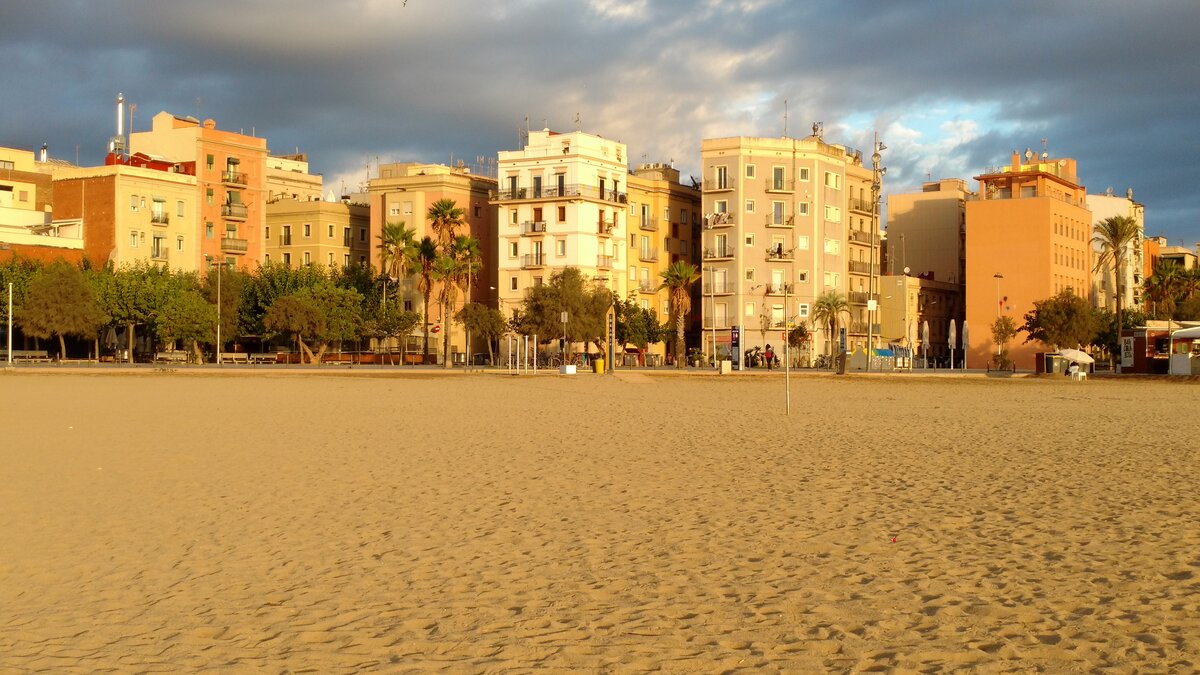 Пляж Барселонеты ранним утром