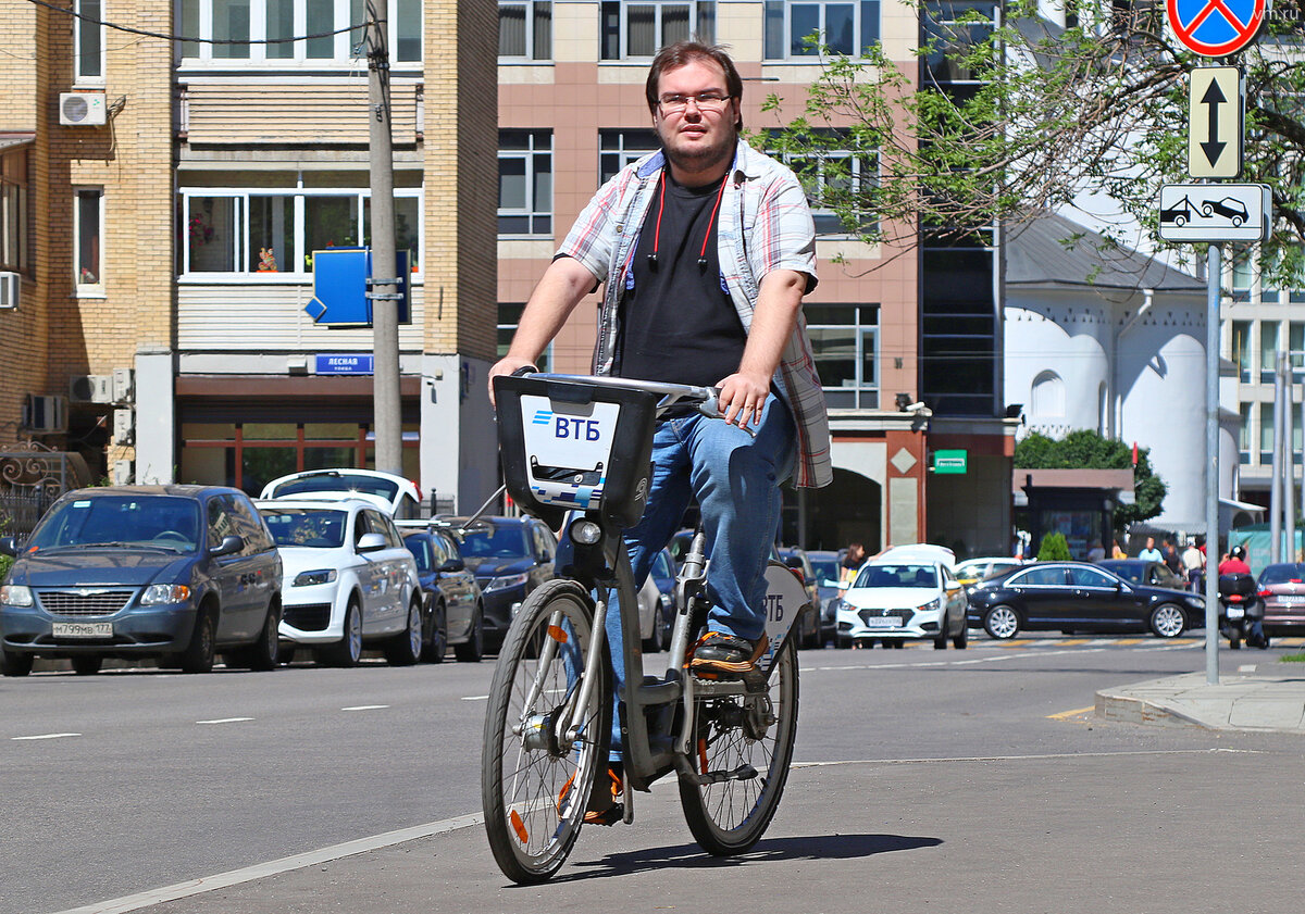  
Корреспондент «Вечерней Москвы» Кирилл Янишевский начинает свой путь от метро «Белорусская» Фото: Екатерина Якель, «Вечерняя Москва» 