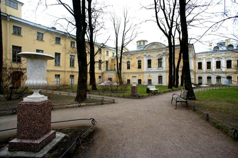 Во дворе Фонтанного дома