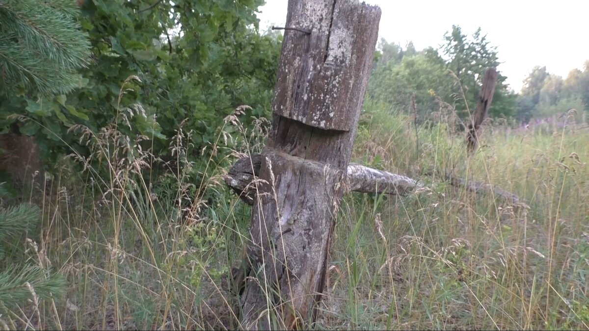 Один из поваленных деревянных заборов посёлка Улётовка. Рядом был дом.