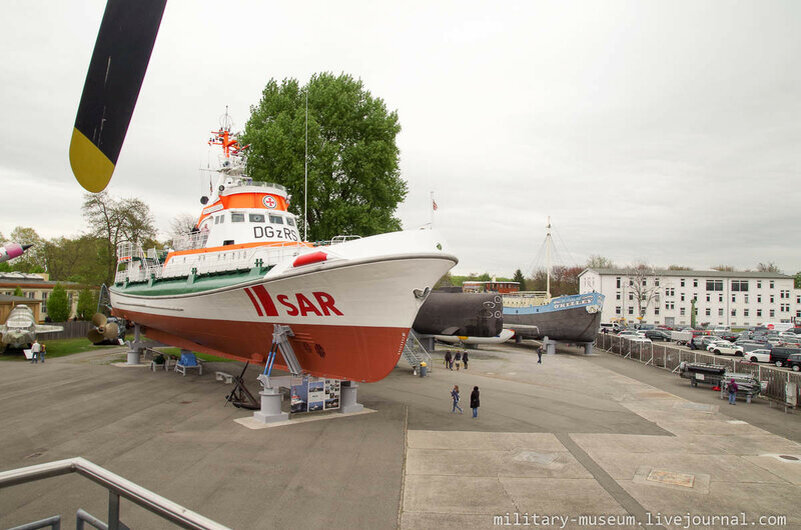 2. SAR на борту обозначает Search and Rescue - общепринятое название спасательных судов