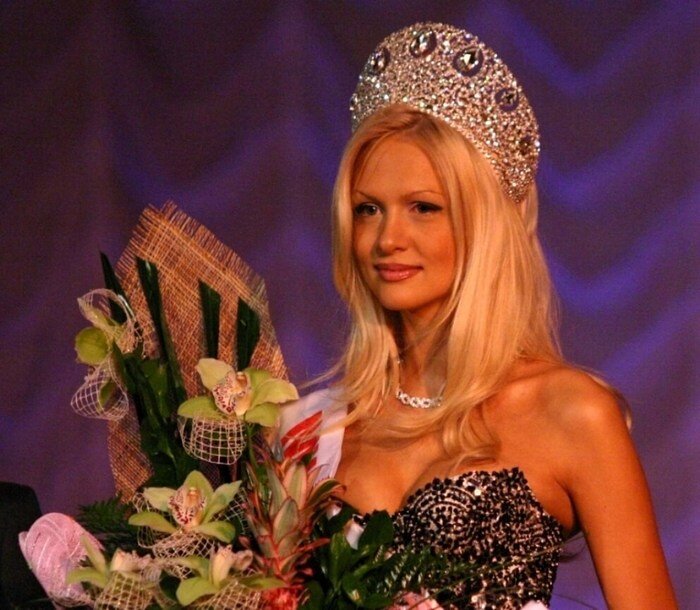 Вот Вика "Мисс-Россия". Хотя, и здесь уже видно, что над лицом поработали.