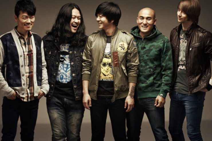 Текущий состав: Park Tae Hee (бас), Hun Joon (гитара), Yoon Do Hyun (вокал, гитара, синтезатор), Kim Jin Won (барабаны) и Scott Hellowell (гитара)