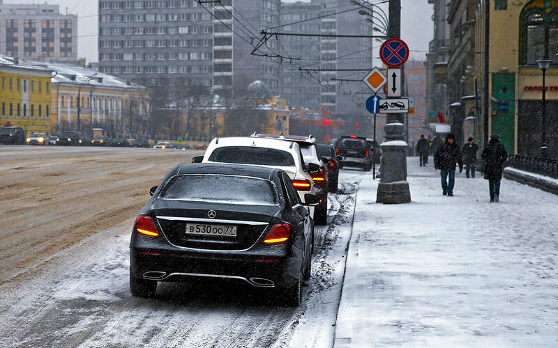 Парковаться там, где нельзя, тоже не учат. А все паркуются… Не доучили?